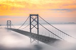 朝霧に浮かぶ大鳴門橋